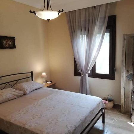 John And Tania'S Garden Villa พริโนส ภายนอก รูปภาพ
