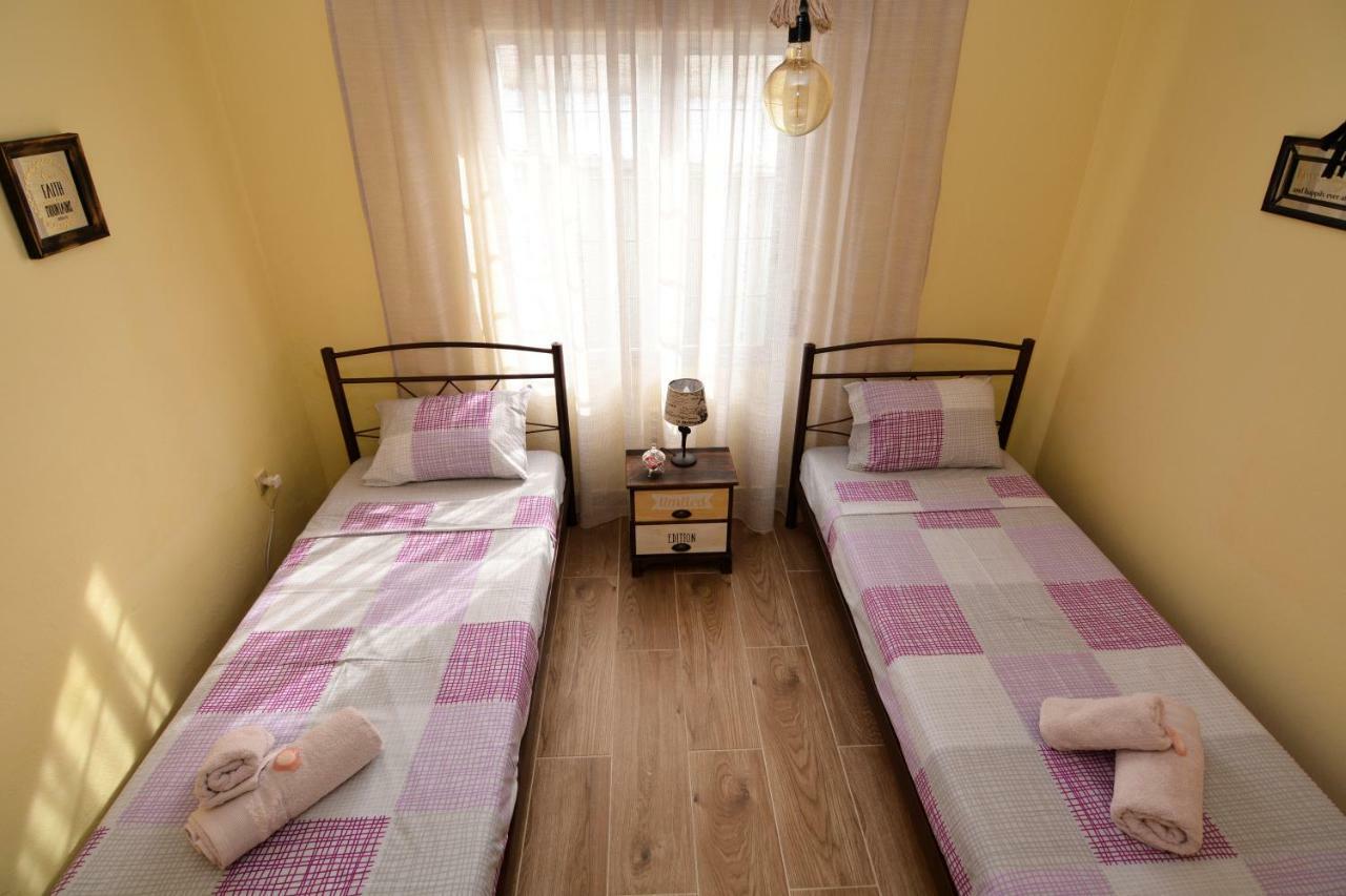 John And Tania'S Garden Villa พริโนส ภายนอก รูปภาพ
